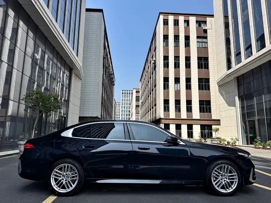 BMW 5 Series BMW 5 Series 2024 525Li M Sports Package 2024 — миниатюра 2