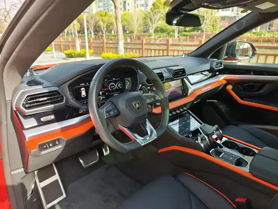 Lamborghini Urus SE Urus SE 2025 4.0T Standard Edition 2026 — миниатюра 3