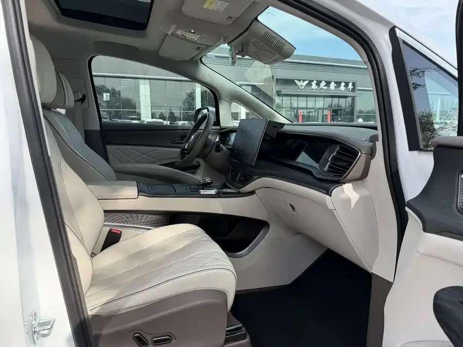 BYD D9 DENZA D9 2022 DM-i 970 4WD Premium Edition 2023 — миниатюра 4