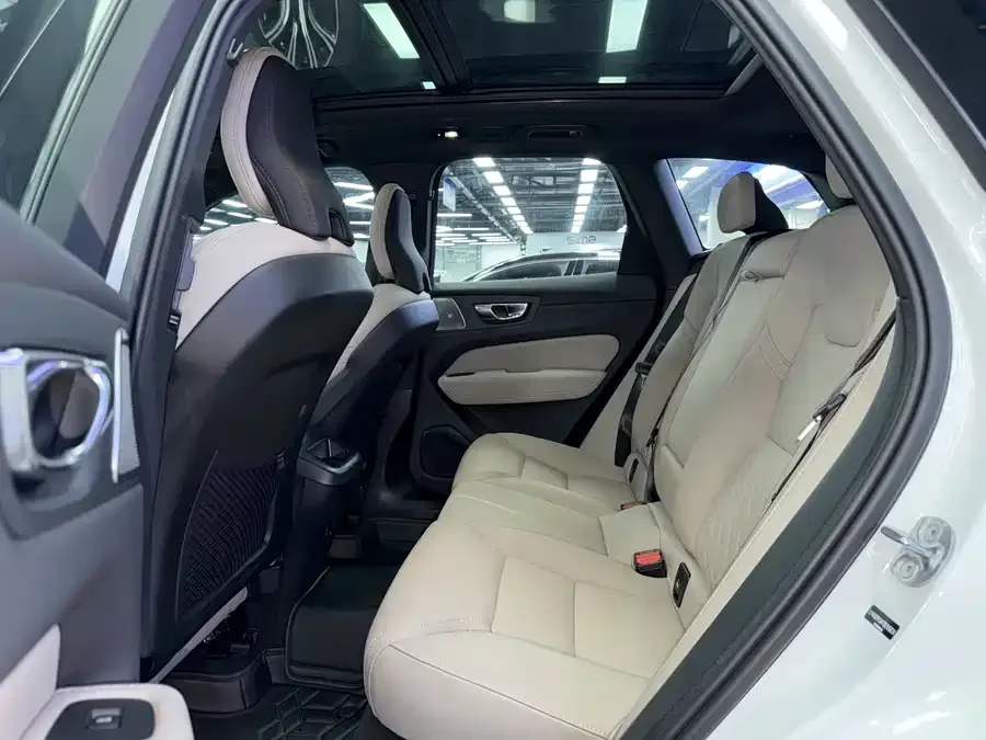 Volvo XC60 2026 B5 4WD Zhiyuan Sports Edition 2025 — миниатюра 3