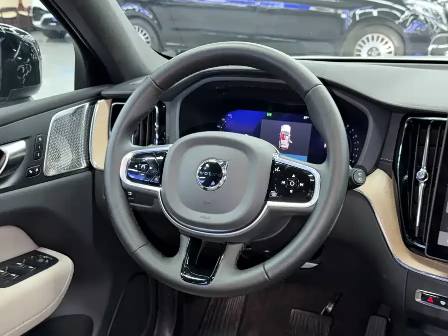 Volvo XC60 2026 B5 4WD Zhiyuan Sports Edition 2025 — миниатюра 4