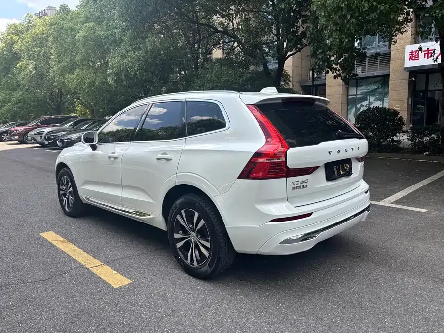 Volvo XC60 2023 B5 4WD Zhiyi Luxury Edition 2022 — миниатюра 2