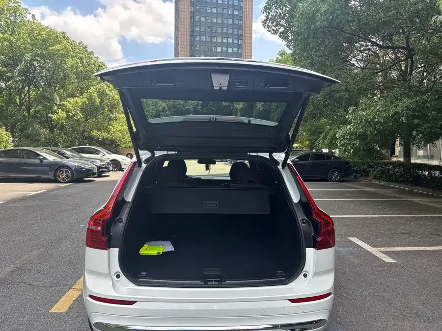 Volvo XC60 2023 B5 4WD Zhiyi Luxury Edition 2022 — миниатюра 3