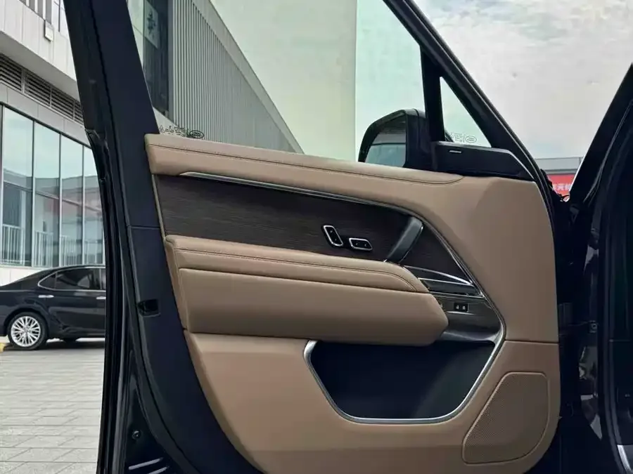 Land Rover Range Rover Range Rover 2023 3.0 L6 360PS Grand Edition 2023 — миниатюра 3