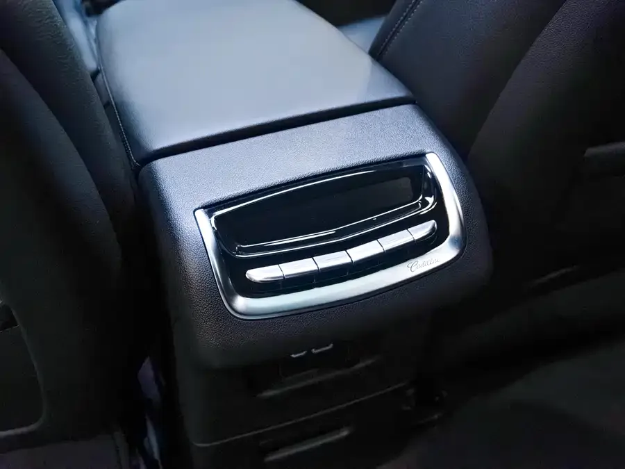 Cadillac XT6 2022 2.0T 7-seat 4WD Fashion Edition 2023 — миниатюра 4