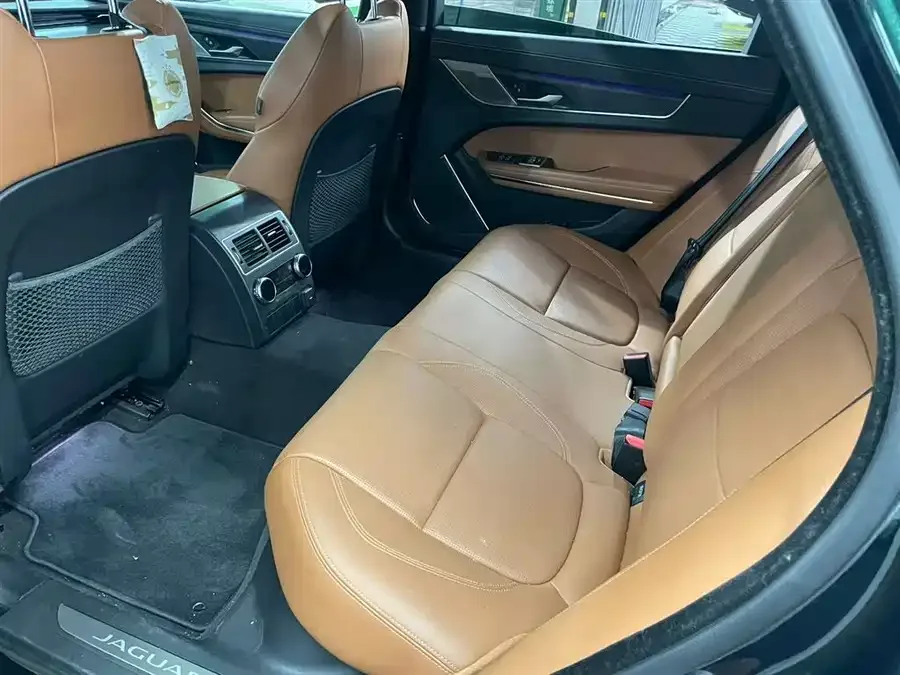 Jaguar XFL 2022 2.0T P300 AWD Flagship Sport Edition 2023 — миниатюра 5
