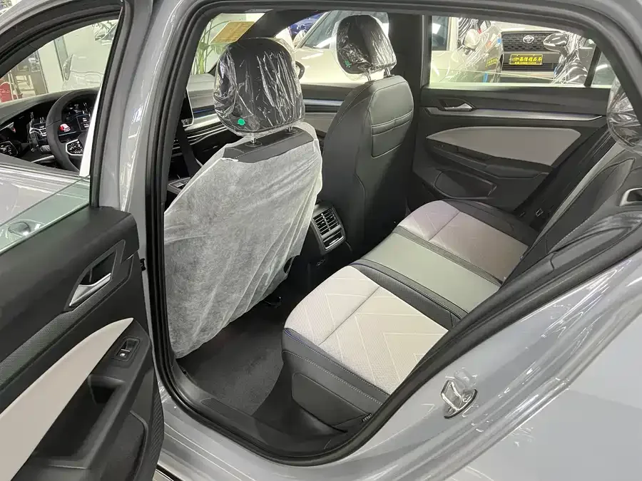 Volkswagen Golf Golf 2025 facelift 300TSI R-Line 2026 — миниатюра 2
