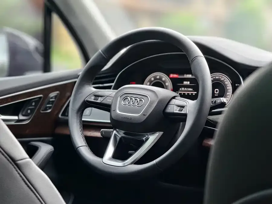 Audi Q7 2024 45 TFSI quattro S line sports model 2024 — миниатюра 4