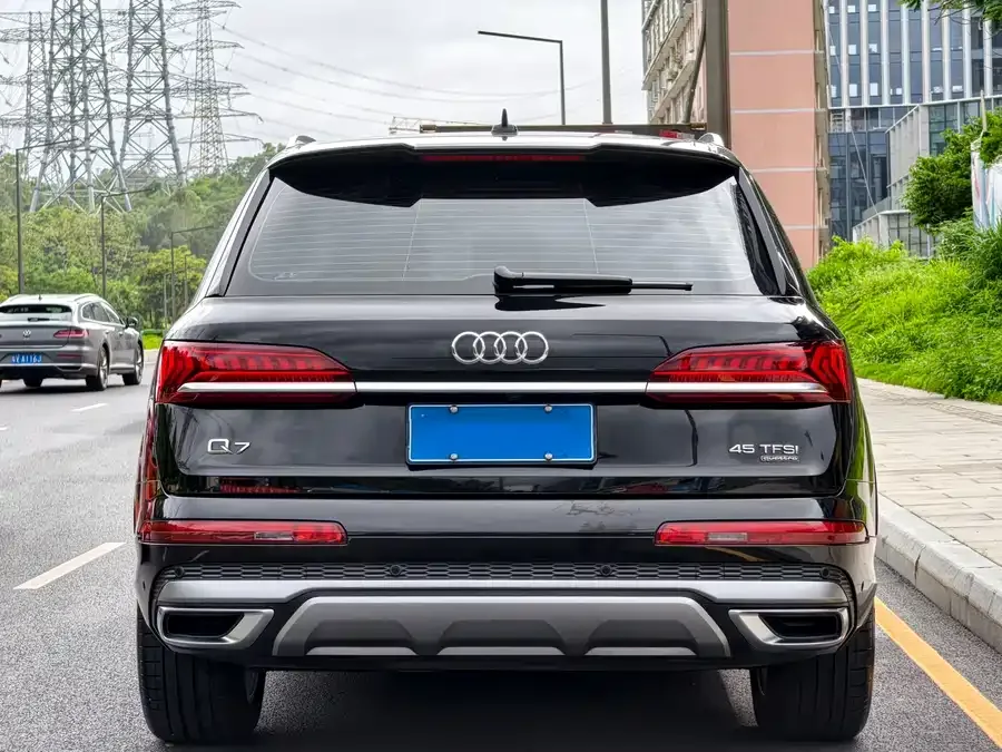 Audi Q7 2024 45 TFSI quattro S line sports model 2024 — миниатюра 5