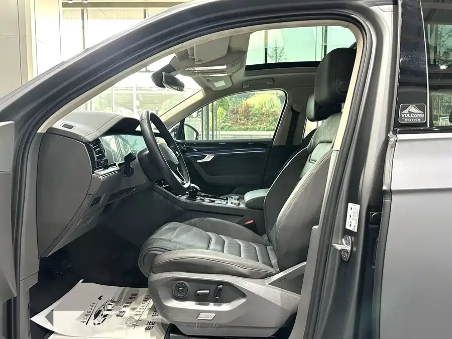 Volkswagen Touareg Touareg 2023 3.0TSI Ruixiang Volcanic Rock Paint Sports Edition 2024 — миниатюра 2