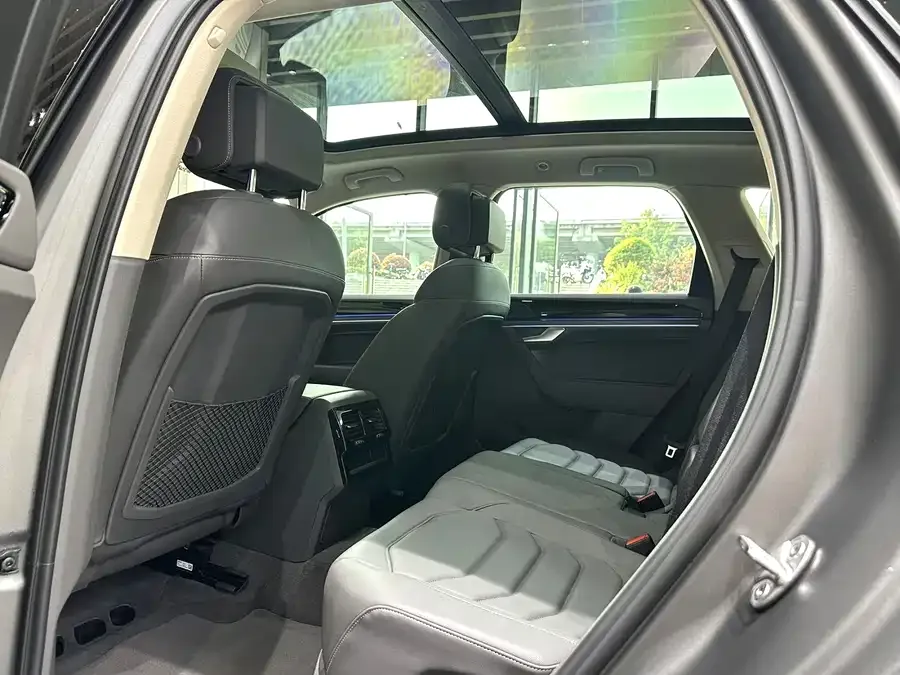 Volkswagen Touareg Touareg 2023 3.0TSI Ruixiang Volcanic Rock Paint Sports Edition 2024 — миниатюра 3