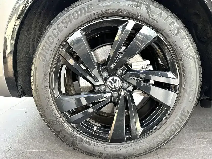 Volkswagen Touareg Touareg 2023 3.0TSI Ruixiang Volcanic Rock Paint Sports Edition 2024 — миниатюра 4