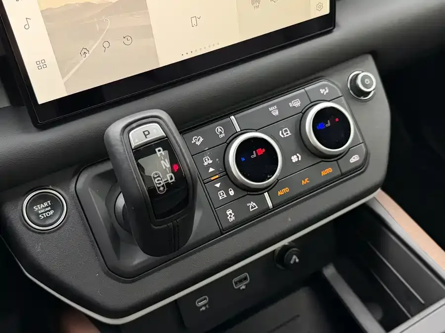 Land Rover guard Land Rover Defender 2023 facelift 110 3.0T P400 X-DYNAMIC HSE 2023 — миниатюра 3