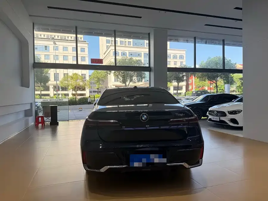 BMW 7 Series BMW 7 Series 2023 735Li M Sport Package 2024 — миниатюра 3