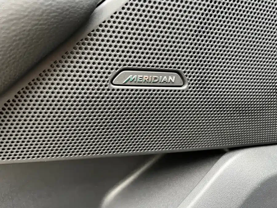 Land Rover Range Rover Velar Range Rover Velar 2022 250PS Glitter Gold Collectors Edition 2022 — миниатюра 3