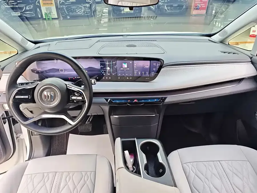 Buick GL8 2025 Land Rover Premium Edition 2025 — миниатюра 2