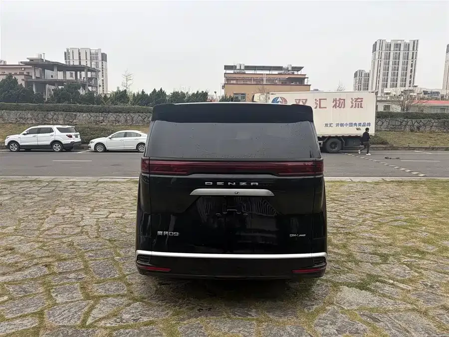 BYD D9 DENZA D9 2022 DM-i 970 4WD Premium Edition 2023 — миниатюра 4