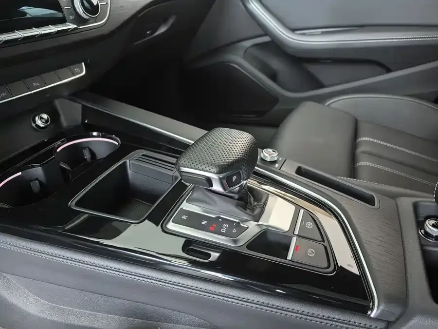 Audi a4 l 2025 2 million units Enjoyable Edition 40 TFSI Luxury Dynamic Edition 2025 — миниатюра 3