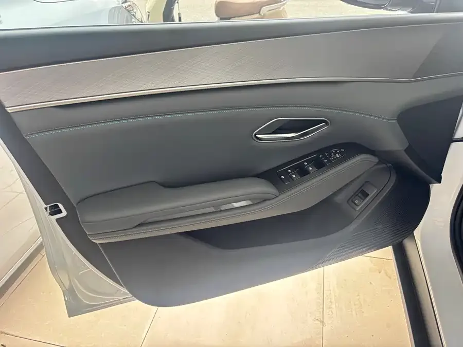 BYD Qin L Qin L 2026 DM-i 210KM Cloud Carriage Edition 2026 — миниатюра 2