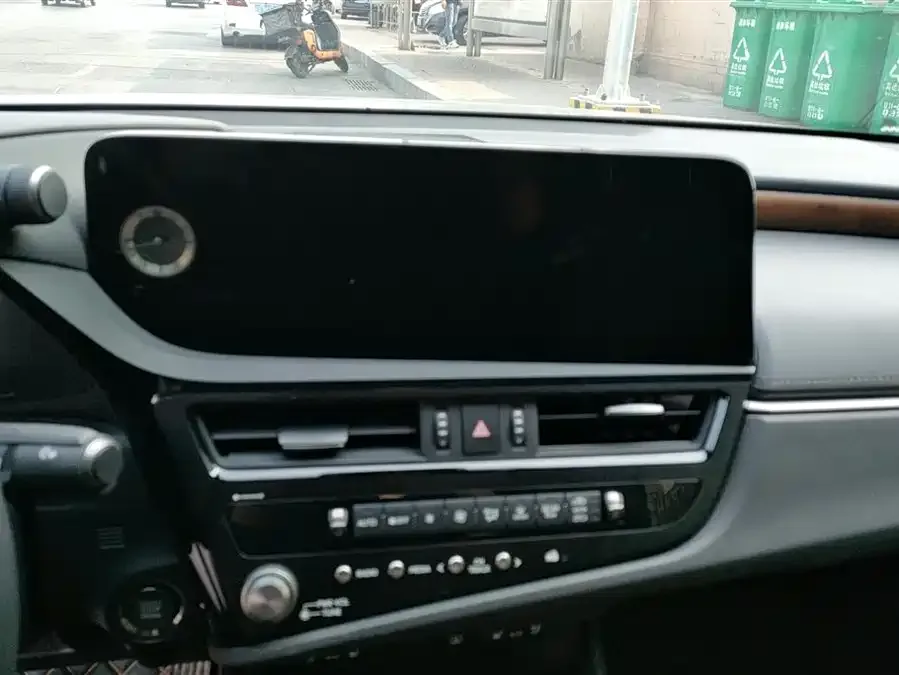 Lexus ES 2024 200 Premium Edition 2024 — миниатюра 4
