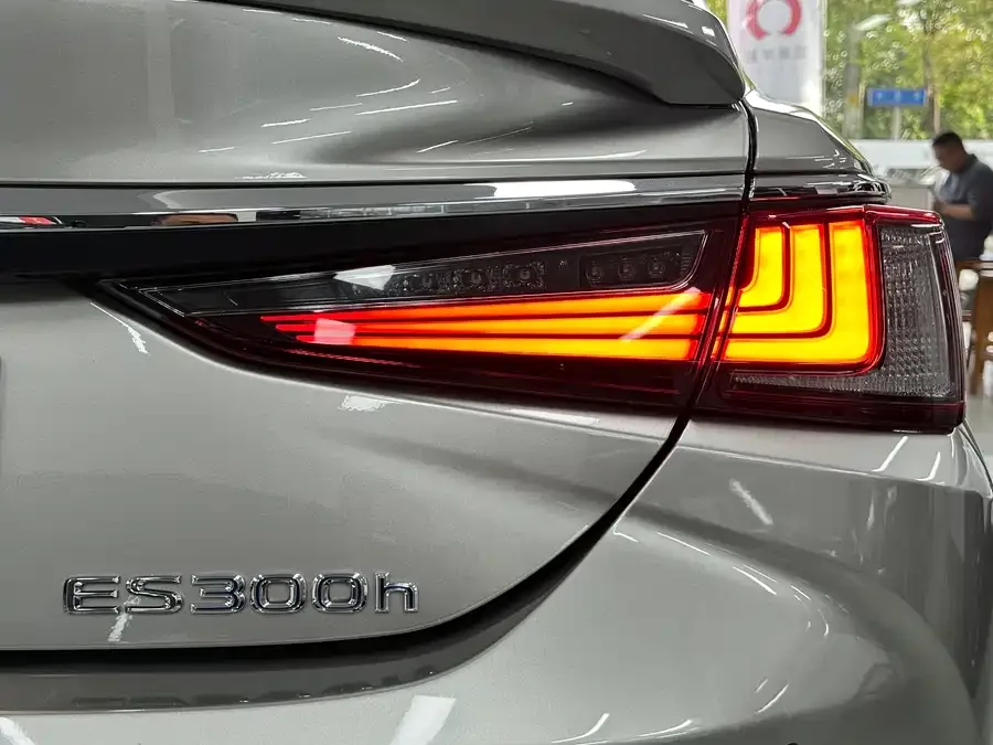 Lexus ES 2021 300h Premium Edition 2022 — миниатюра 3