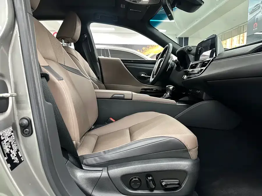 Lexus ES 2021 300h Premium Edition 2022 — миниатюра 4