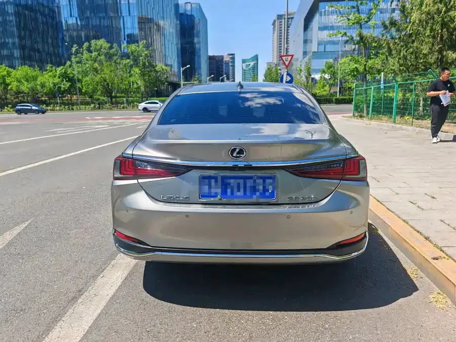 Lexus ES 2024 200 Premium Edition 2024 — миниатюра 2