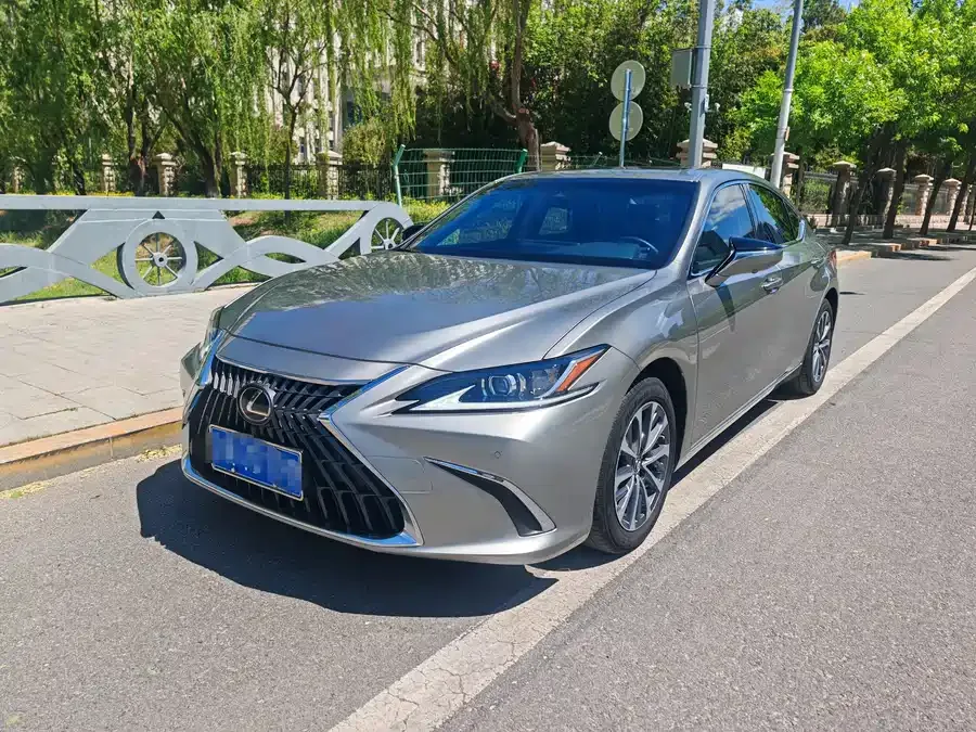 Lexus ES 2024
