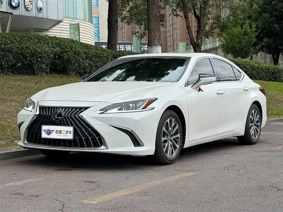 Lexus ES 2022