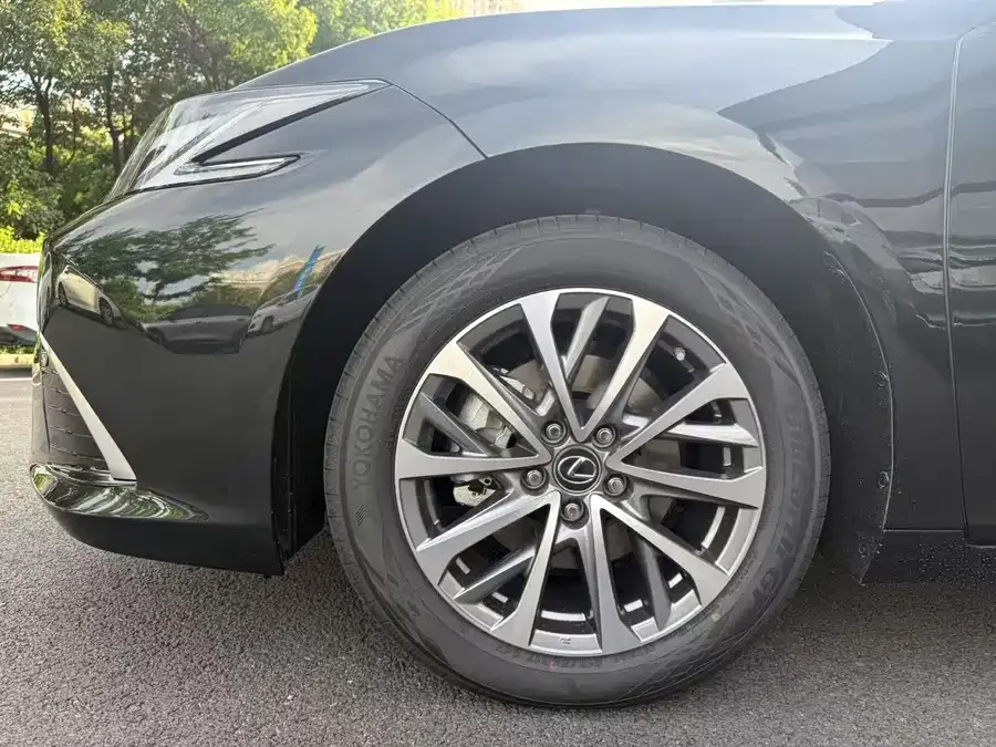 Lexus ES 2025 300h Premium Edition 2025 — миниатюра 3