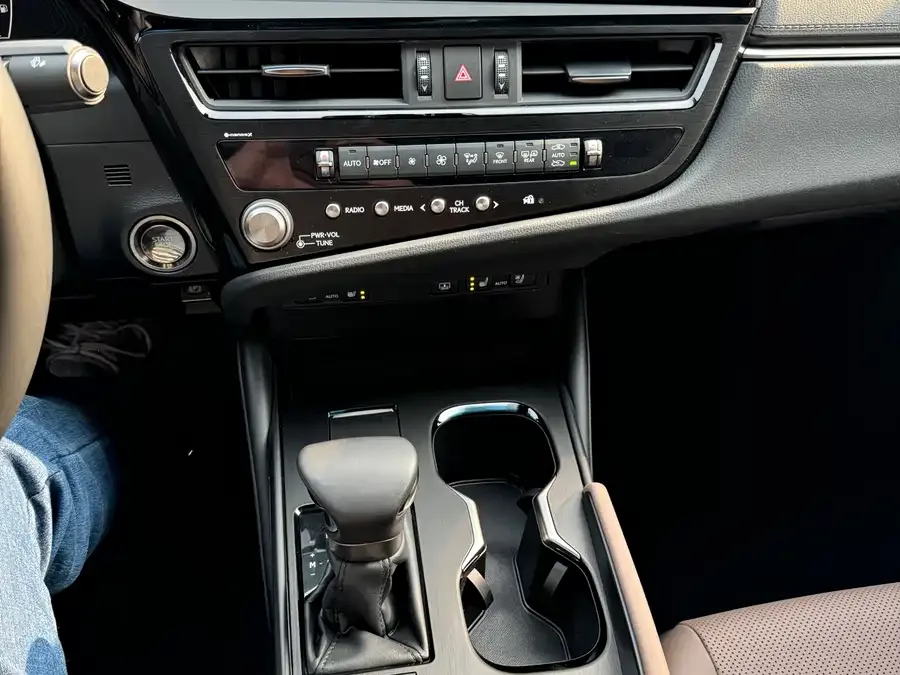 Lexus ES 2024 200 Premium Edition 2024 — миниатюра 3