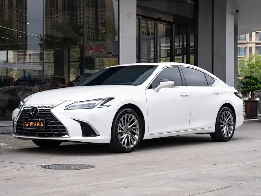 Lexus ES 2025