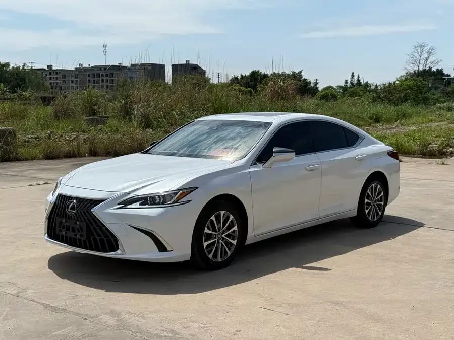 Lexus ES 2024