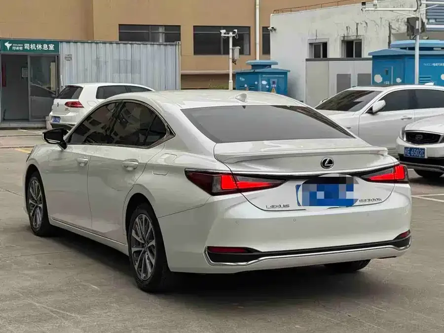 Lexus ES 2022 300h Excellence Edition 2024 — миниатюра 3