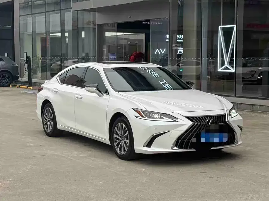 Lexus ES 2024