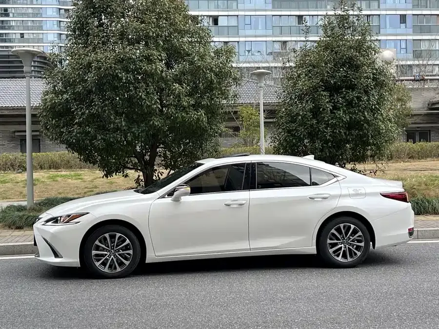 Lexus ES 2024 200 Premium Edition 2024 — миниатюра 2