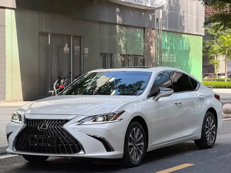Lexus ES 2024