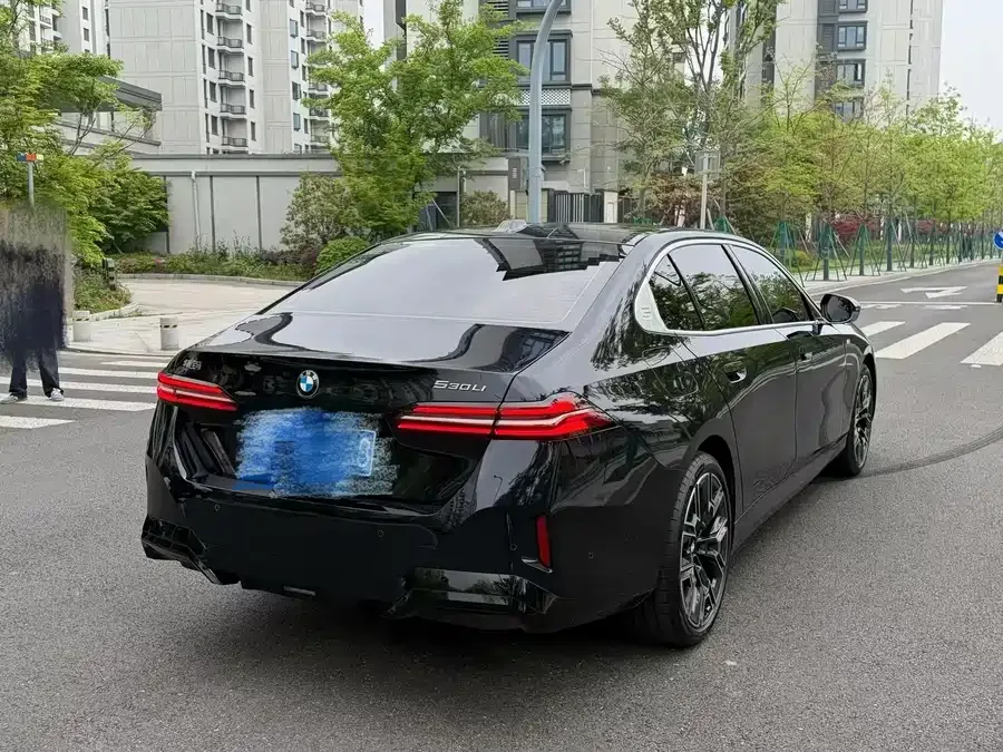 BMW 5 Series 2026 BMW 5 Series 530Li Luxury M Sport Package 2025 — миниатюра 3
