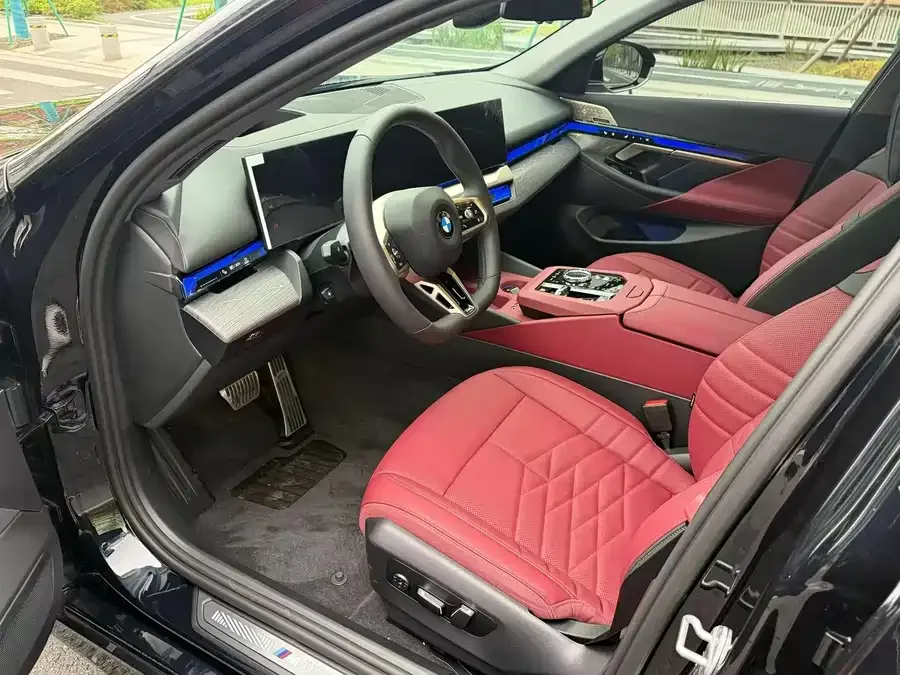 BMW 5 Series 2026 BMW 5 Series 530Li Luxury M Sport Package 2025 — миниатюра 4