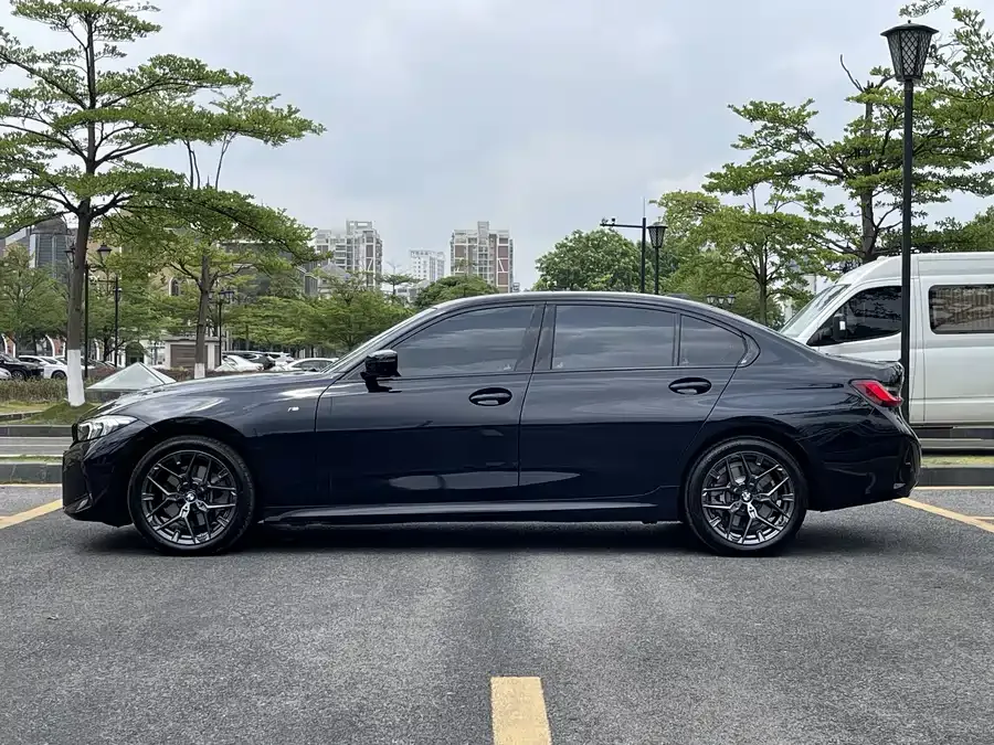 BMW 3 Series 2026 BMW 3 Series 330Li M Sport Shadow Edition 2026 — миниатюра 4