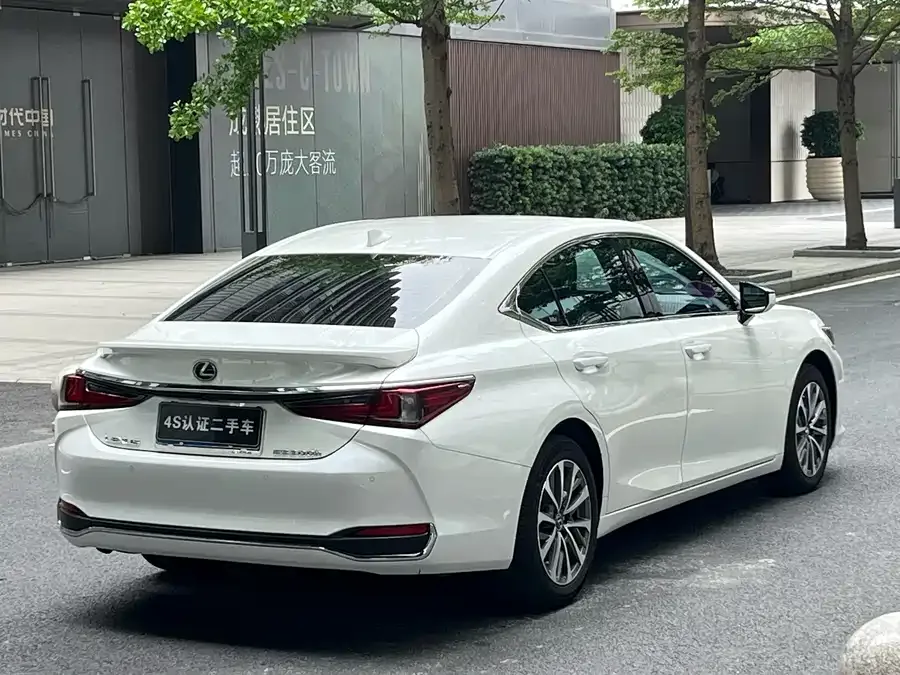 Lexus ES 2022 300h Excellence Edition 2023 — миниатюра 2