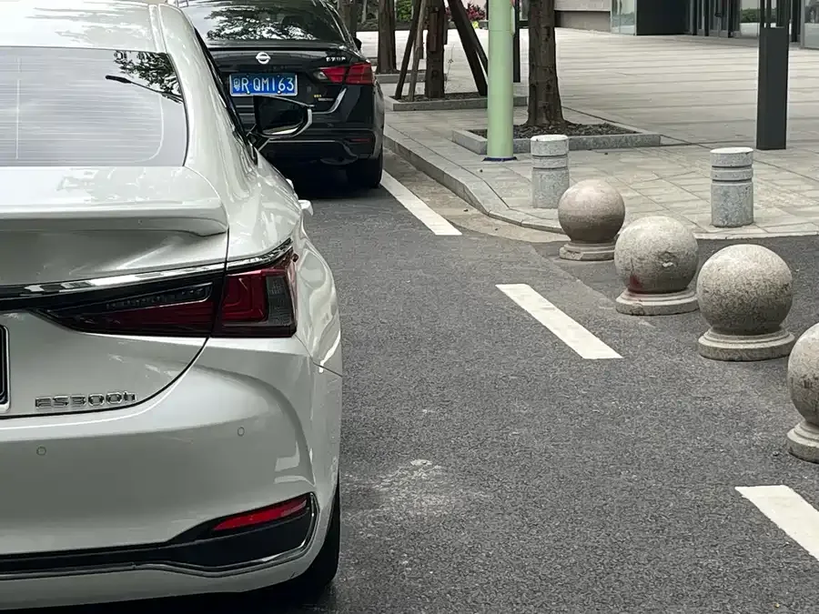 Lexus ES 2022 300h Excellence Edition 2023 — миниатюра 3