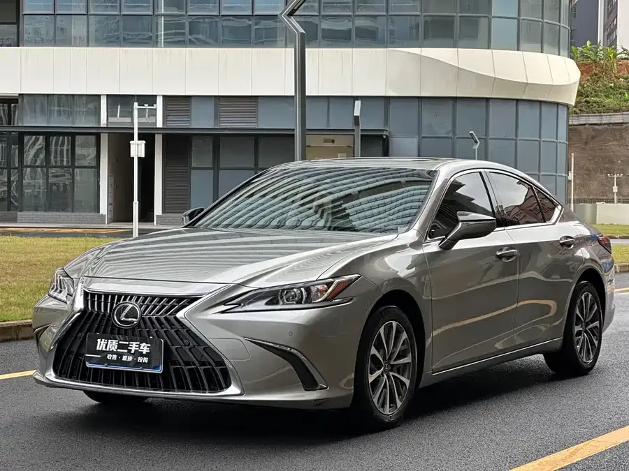 Lexus ES 2023