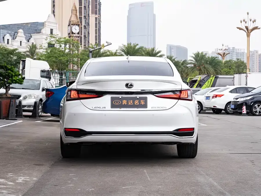 Lexus ES 2022 300h Premium Edition 2023 — миниатюра 2