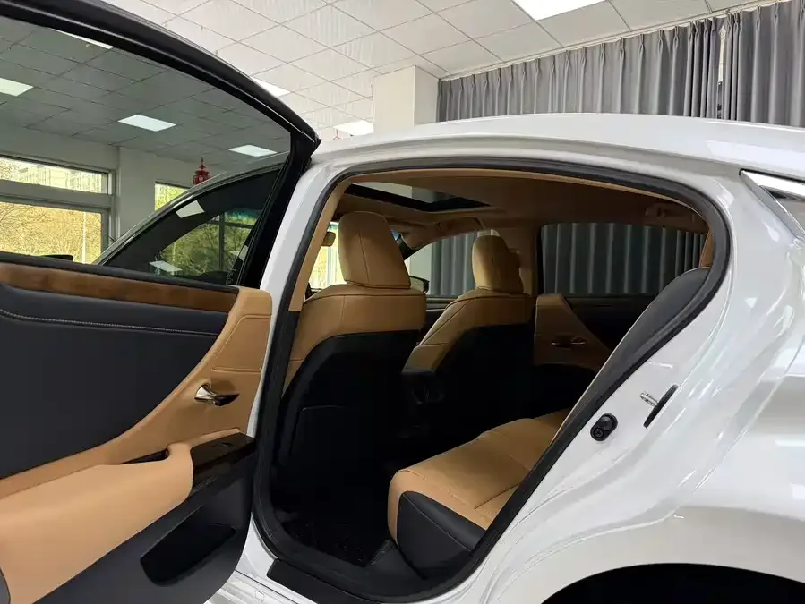 Lexus ES 2023 200 Luxury Edition 2024 — миниатюра 3