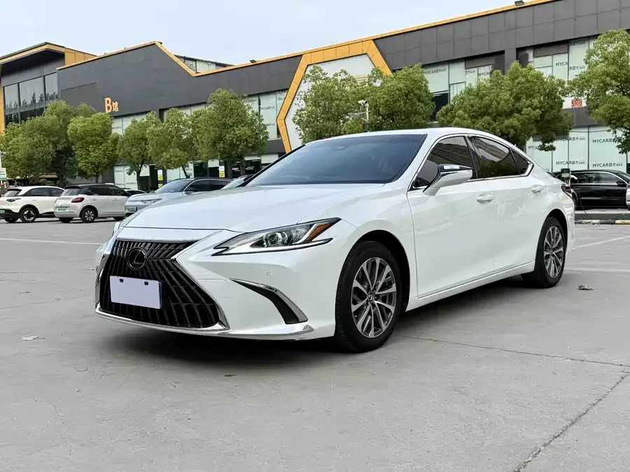 Lexus ES 2022