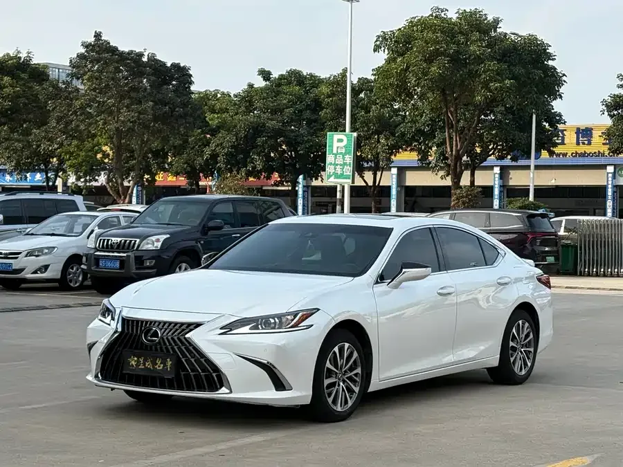 Lexus ES 2024