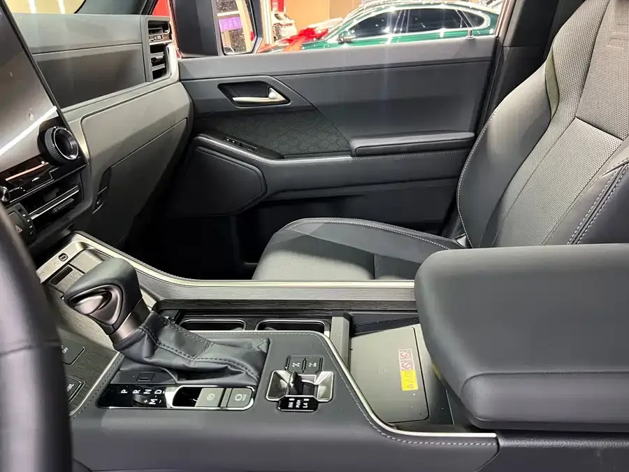 Lexus GX 2024 Overtrail Peak Edition 2025 — миниатюра 3