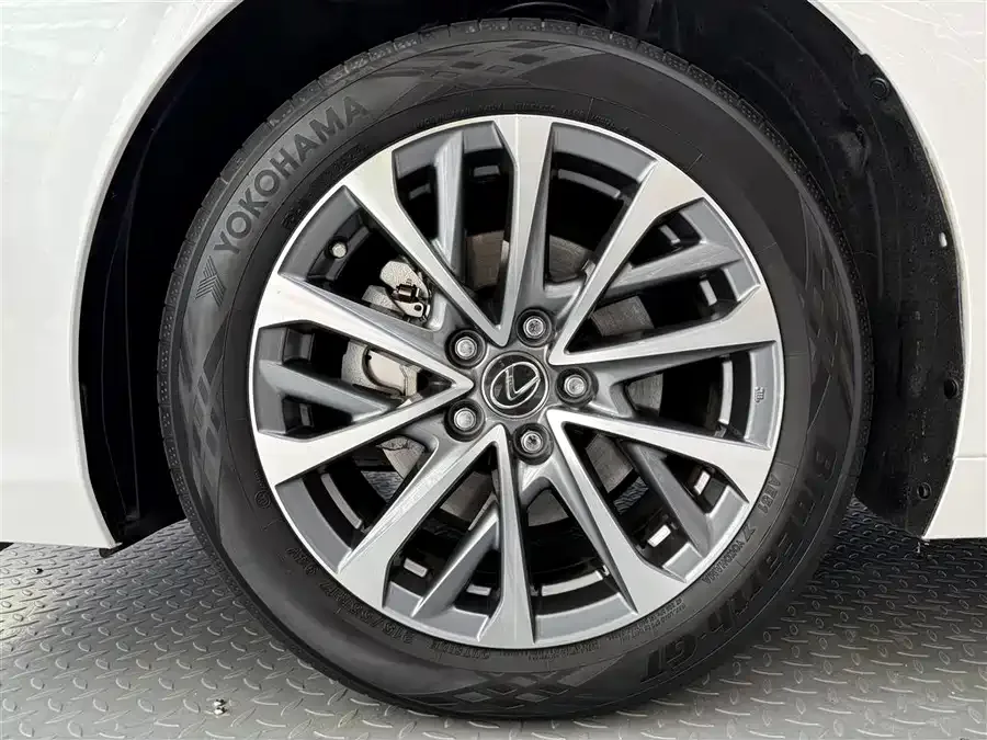 Lexus ES 2023 200 Excellence Edition 2024 — миниатюра 3