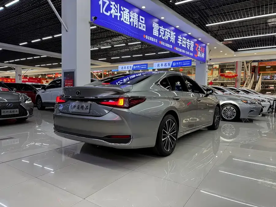 Lexus ES 2022 300h Premium Edition 2023 — миниатюра 2